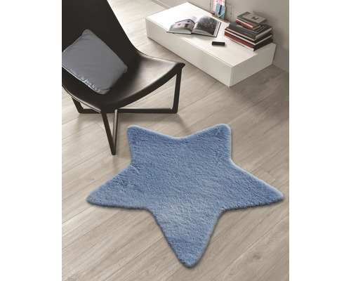 Sternförmiger Teppich im Raum mit Stuhl und Tisch