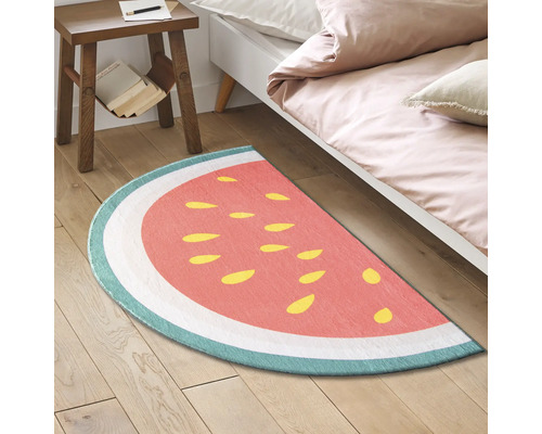 Halbrunder Teppich mit Wassermelonenmuster im Schlafzimmer