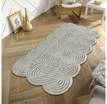 Teppich mit spiralförmigem Muster in einem hellen Wohnzimmer