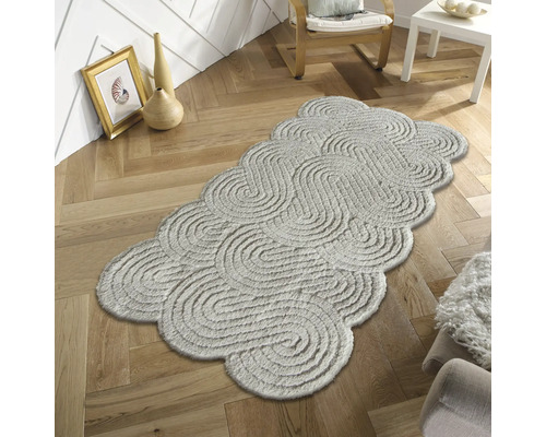 Teppich mit spiralförmigem Muster in einem hellen Wohnzimmer