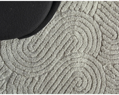 Detailansicht eines Teppichs mit grafischem Muster