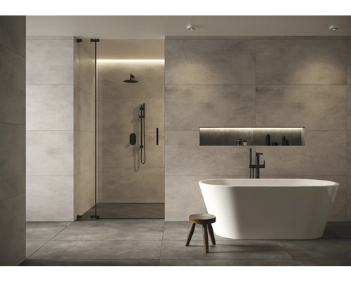 Badezimmer mit Dusche, Badewanne und Holzschemel