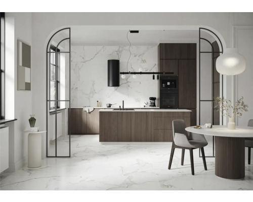 Helle Küche mit dunklen Holzschränken und Marmorboden