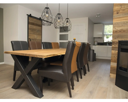 Esszimmer mit Holztisch, Stühlen und Pendelleuchten.