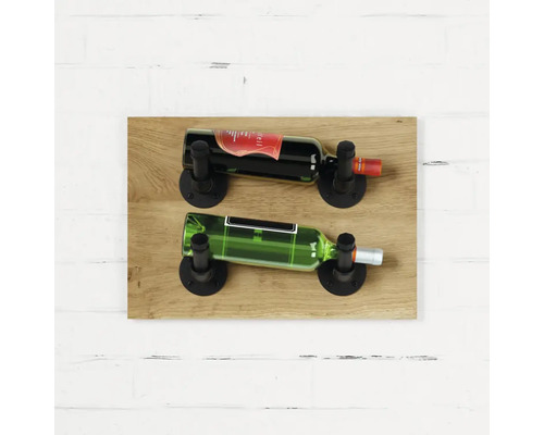 Weinregal aus Holz mit zwei Weinflaschen