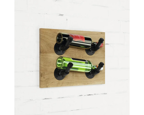 Weinregal mit zwei Flaschenhaltern an einer Holzwand befestigt