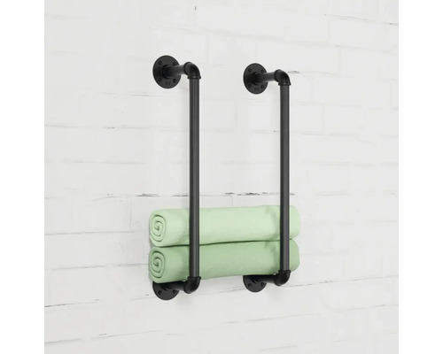 Handtuchhalter aus Rohren mit Handtüchern an einer Wand