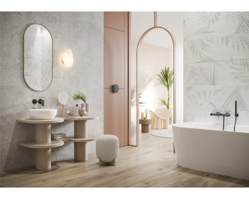 Helles Badezimmer mit Waschbecken, Spiegel, Badewanne und dekorativen Elementen für eine freundliche Atmosphäre