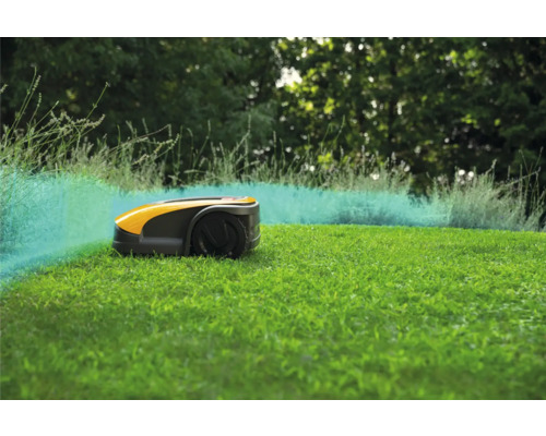 Rasenmähroboter auf Rasenfläche im Garten.