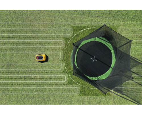Draufsicht eines Rasenmähroboters beim Mähen um ein Trampolin