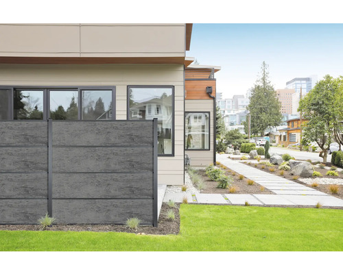 Haus mit Betonzaun und Garten