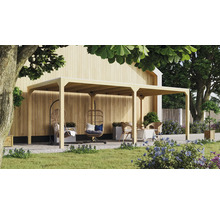Holzpergola mit Hängesessel und Sitzgruppe im Garten.