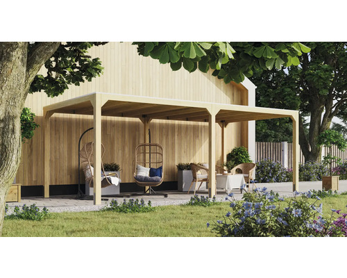 Holzpergola mit Hängesessel und Sitzgruppe im Garten.