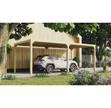 Ein Auto steht unter einem Carport aus Holz neben einem Haus.