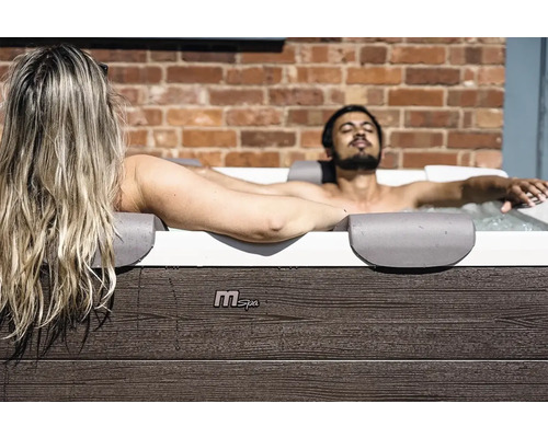 Personen entspannen in einem MSpa Whirlpool mit Holzverkleidung