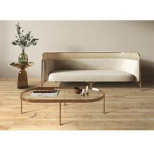 Wohnzimmer-Szene mit Sofa, Couchtisch und Beistelltisch