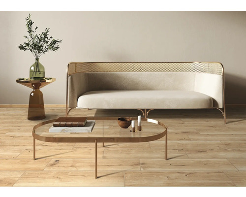 Wohnzimmer-Szene mit Sofa, Couchtisch und Beistelltisch