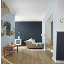 Wohnzimmer mit Couch, Bank und Wandgestaltung in verschiedenen Farbtönen