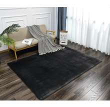 Innenraumszene mit einem schwarzen Teppich, Sofa und Vorhängen