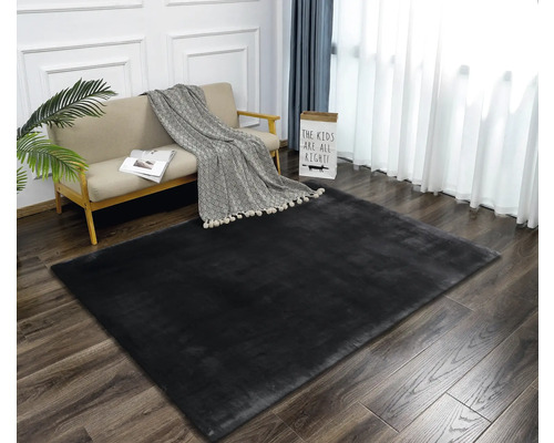 Innenraumszene mit einem schwarzen Teppich, Sofa und Vorhängen