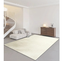 Helles Wohnzimmer mit Sofa, Kommode und rechteckigem Teppich