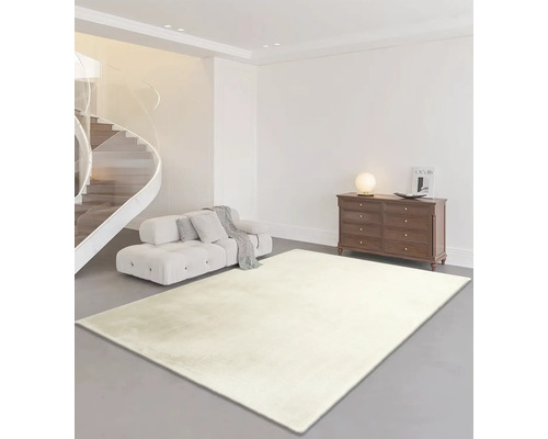 Helles Wohnzimmer mit Sofa, Kommode und rechteckigem Teppich