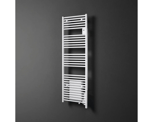 Elektrischer Badheizkörper Stiebel Eltron BHE 75 Plus 159x50x11,7 cm 750 Watt weiß glänzend Weißer Handtuchheizkörper an einer Wand montiert