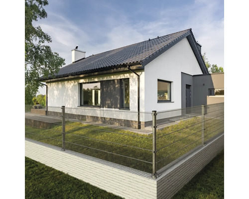 Einfamilienhaus mit Metallzaun