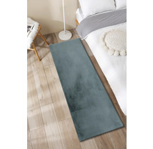 Rechteckiger Teppich im Schlafzimmer neben dem Bett