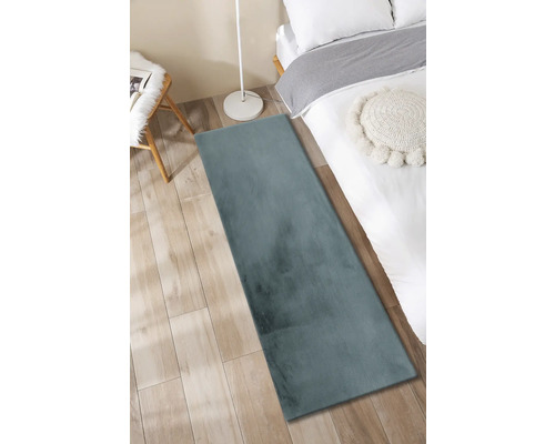 Rechteckiger Teppich im Schlafzimmer neben dem Bett