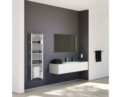 Modernes Badezimmer mit Handtuchwärmer, Waschtisch und Spiegel