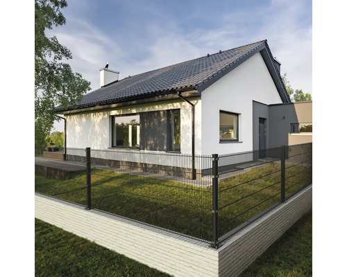 Modernes Wohnhaus mit einem Doppelstabmattenzaun zur Grundstückseinfriedung