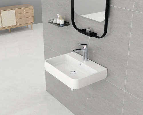 Modernes Badezimmer mit Waschbecken, Spiegel und Ablage