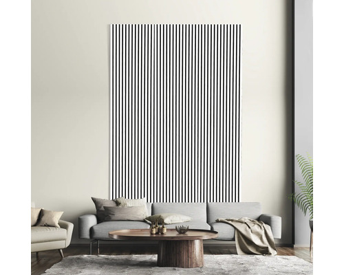 Wohnzimmer mit Sofa, Tisch und vertikal gestreifter Tapete.