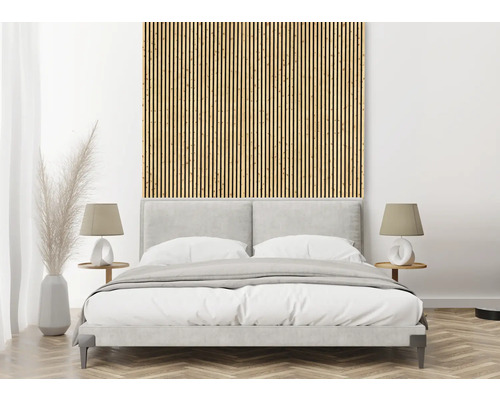 Schlafzimmer mit Akustikpaneelen aus Holz an der Wand hinter dem Bett
