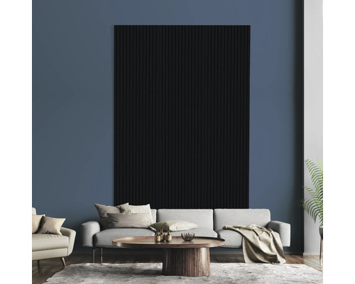 Wohnzimmer mit Akustikpaneel an der Wand, Sofa und Couchtisch