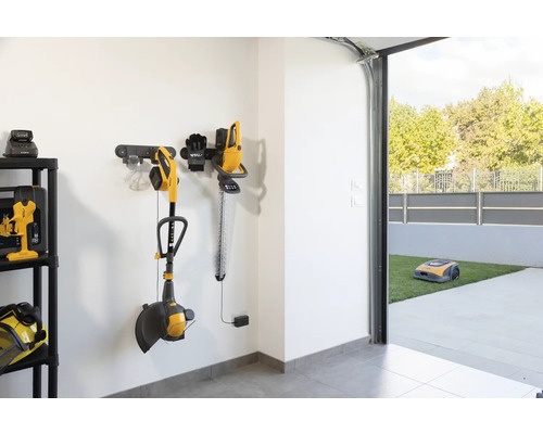 Garage mit Rasenroboter, Trimmer, Kettensäge und Aufbewahrungssystem