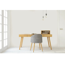 Helles Arbeitszimmer mit Schreibtisch, Stuhl und Pendelleuchten