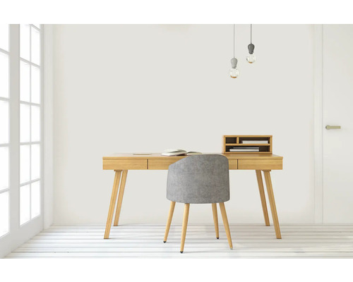 Helles Arbeitszimmer mit Schreibtisch, Stuhl und Pendelleuchten