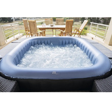Aufblasbarer Whirlpool auf einer Terrasse mit Gartenmöbeln