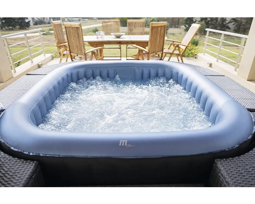 Aufblasbarer Whirlpool auf einer Terrasse mit Gartenmöbeln