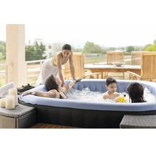 Familie entspannt im aufblasbaren Whirlpool auf der Terrasse
