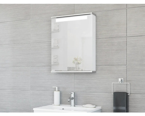 Modernes Badezimmer mit Spiegelschrank, Waschbecken und Handtuchhalter