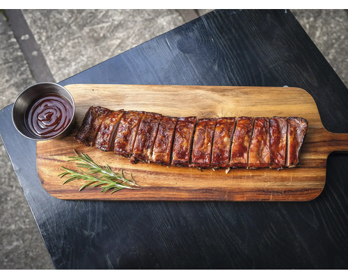 Spareribs mit Soße auf Holzbrett