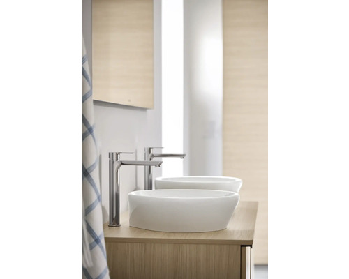 Badezimmer mit zwei Aufsatzwaschbecken aus Keramik und Armaturen auf einem Holzunterschrank