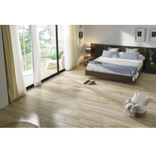 Schlafzimmer mit Holzboden, Bett und Balkon