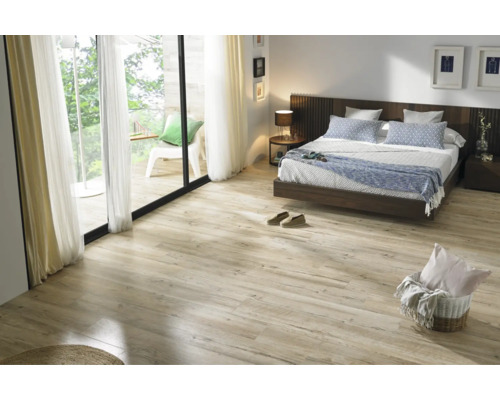 Schlafzimmer mit Holzboden, Bett und Balkon