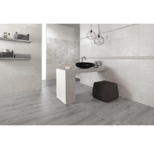 Badezimmer mit Waschtisch, schwarzem Aufsatzwaschbecken, Spiegel, Regalen und Holzoptikfliesen