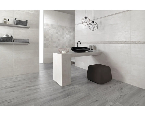 Badezimmer mit Waschtisch, schwarzem Aufsatzwaschbecken, Spiegel, Regalen und Holzoptikfliesen