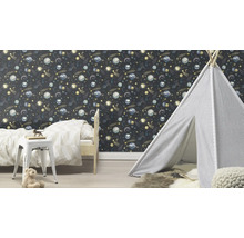 Kinderzimmer mit Bett, Spielzelt und Tapete mit Weltraummotiven